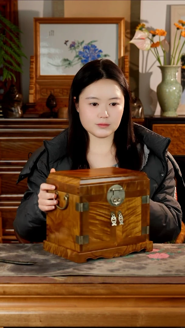 金丝楠枯木羽翼纹官皮箱