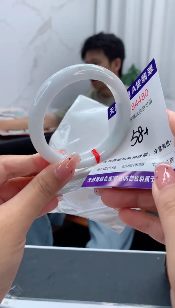 未镶嵌手镯翡翠有纹，完美者勿拍