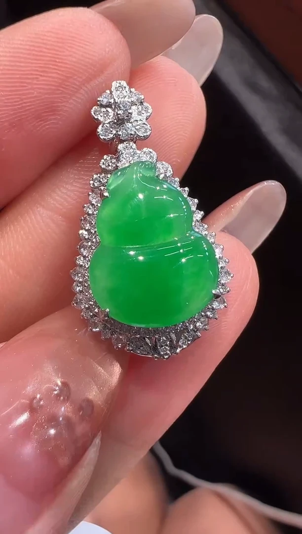 颈饰18K金镶嵌翡翠吊坠