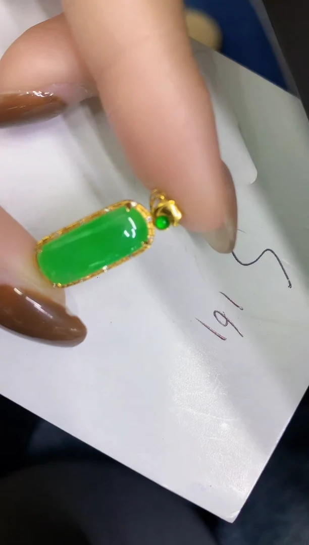 颈饰18K金镶嵌翡翠缅甸天然翡翠A货