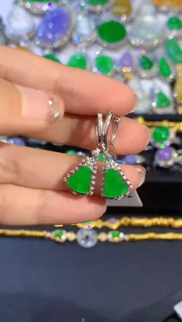 18K金镶嵌翡翠耳饰多样性发其一