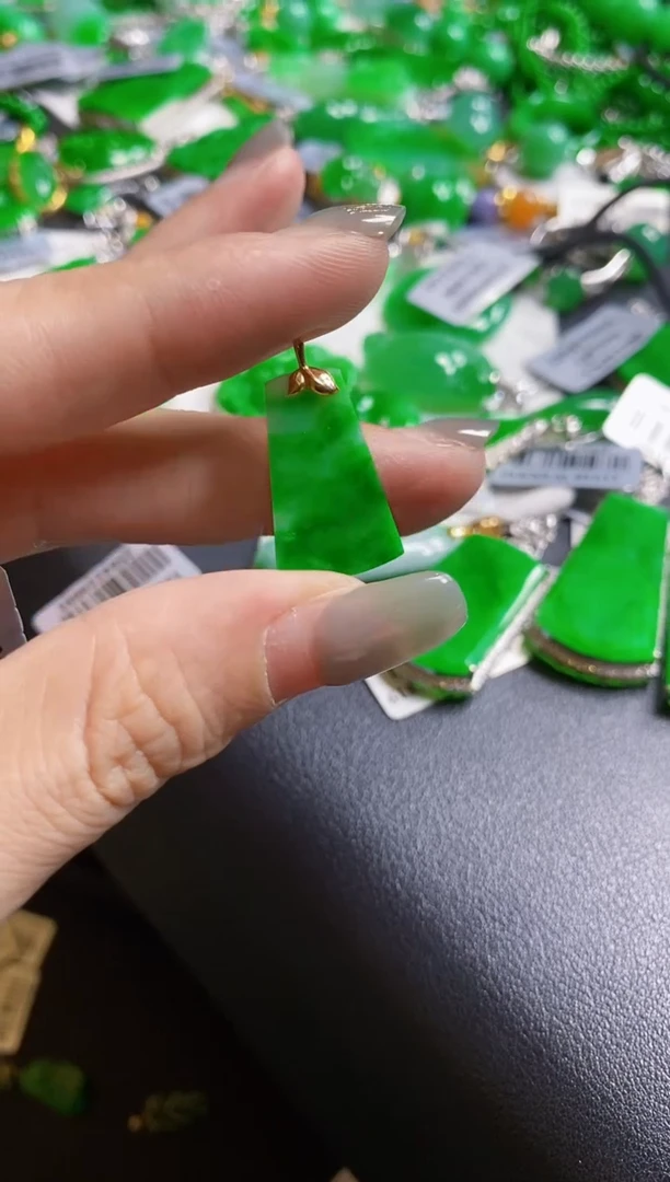 翡翠18K金镶嵌颈饰吊坠