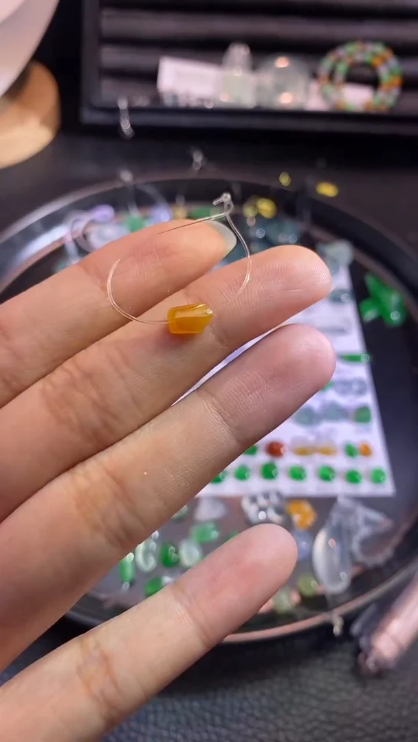 翡翠挂件未镶嵌切割