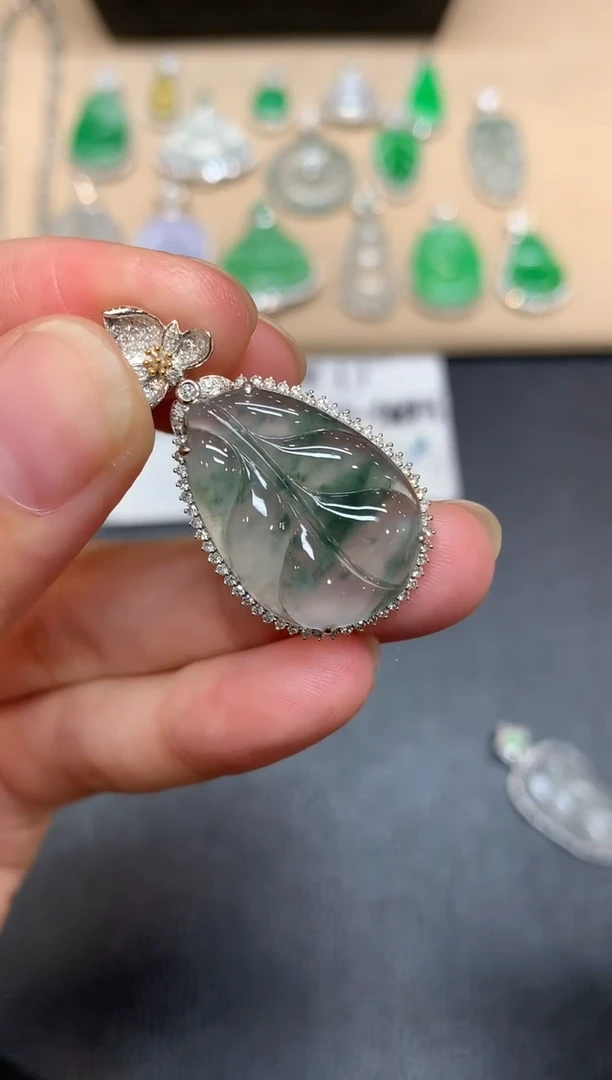 颈饰18K金镶嵌翡翠树叶【无服务费