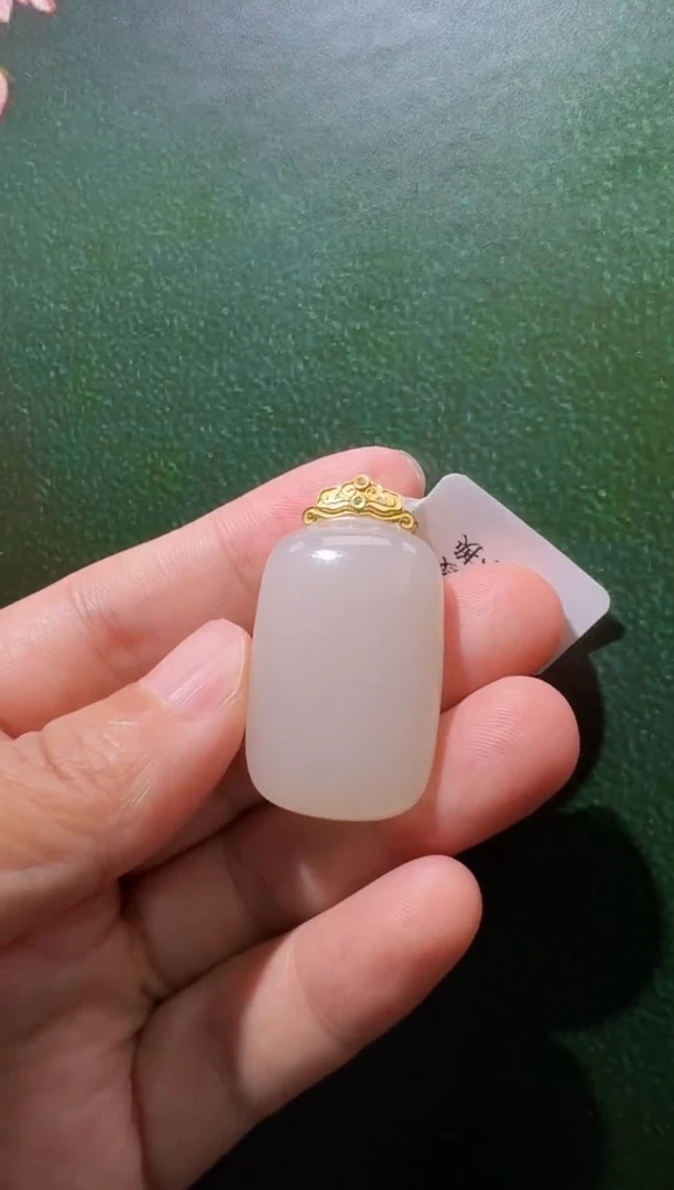 颈饰18K金镶嵌和田玉吊坠