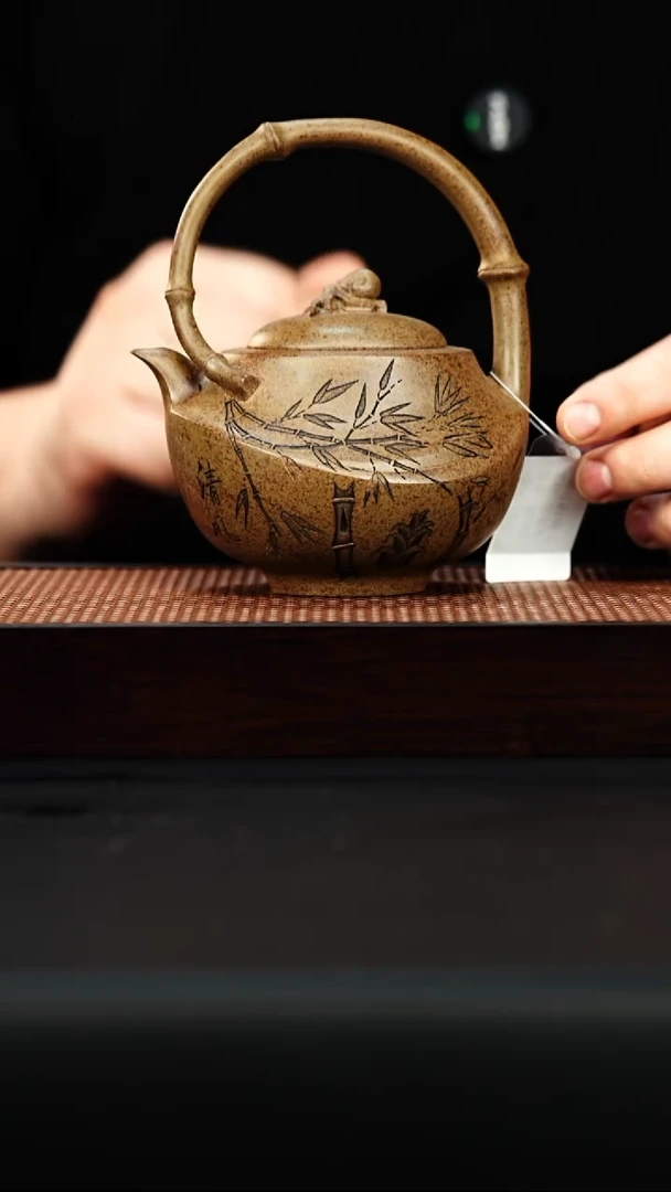 茶壶紫砂宜兴紫砂 提梁 沉香泥 胡鸣凤 h148