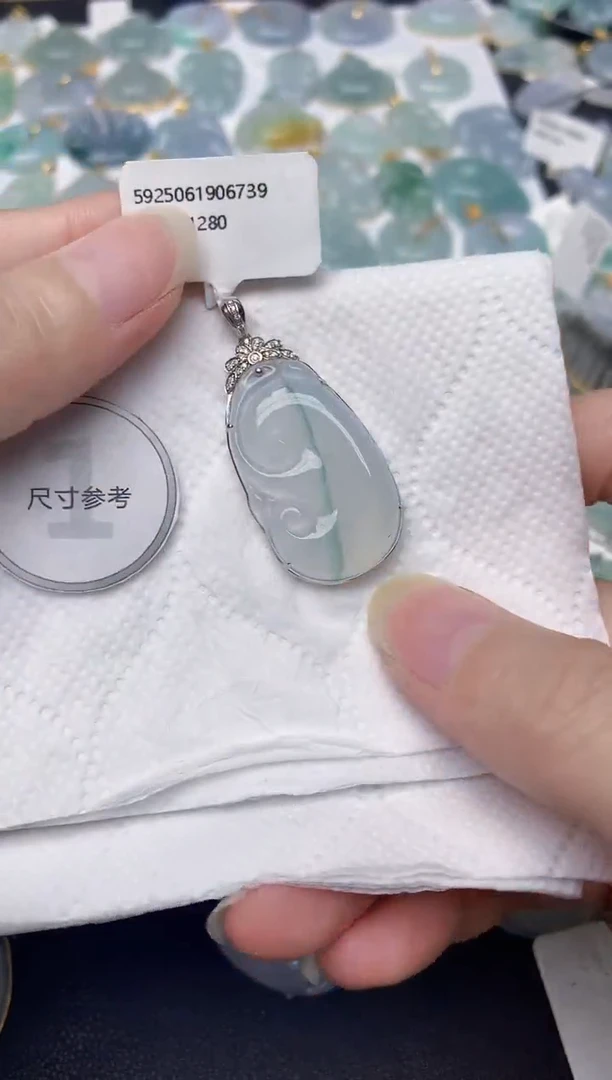 翡翠18K金镶嵌颈饰天然A货翡翠