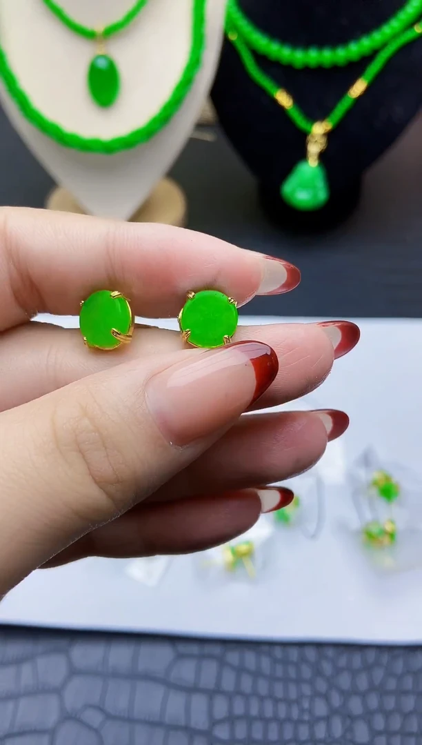 未镶嵌翡翠耳饰四爪辣绿蛋面耳饰