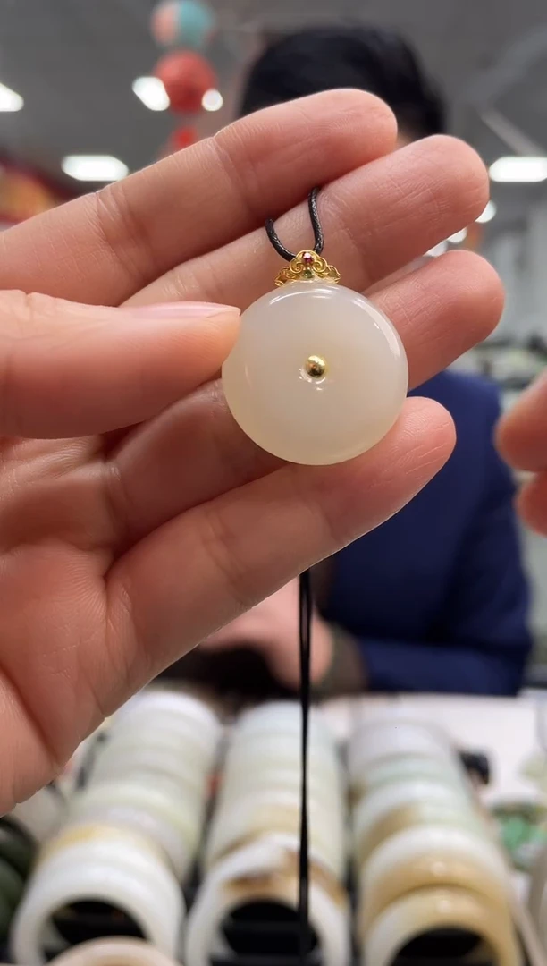 颈饰18K金镶嵌和田玉平安扣吊坠随机发一件