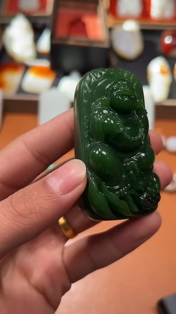 未镶嵌和田玉把件乡**。和田玉