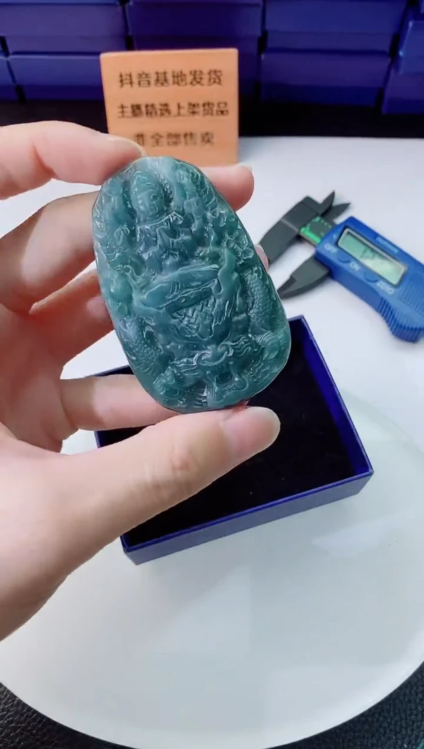 翡翠未镶嵌颈饰      `