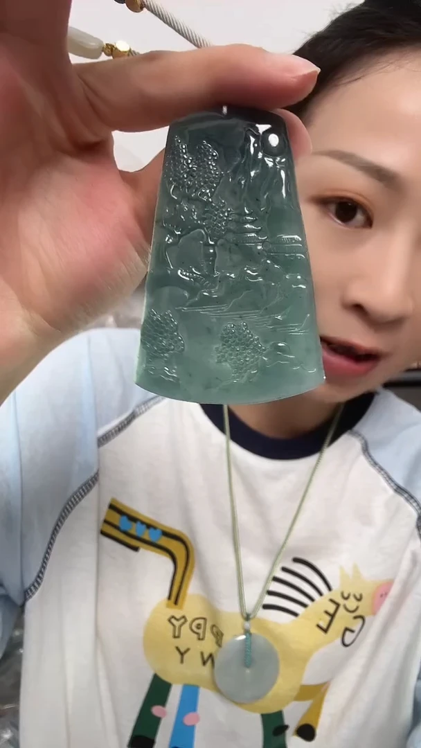 翡翠未镶嵌颈饰山水