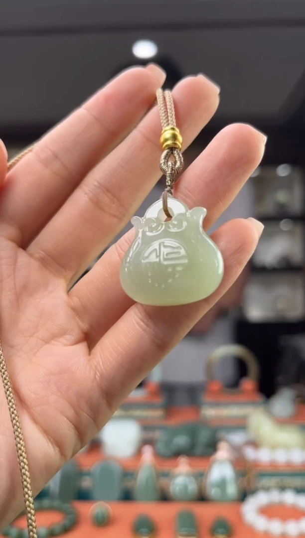 和田玉未镶嵌颈饰佩佩