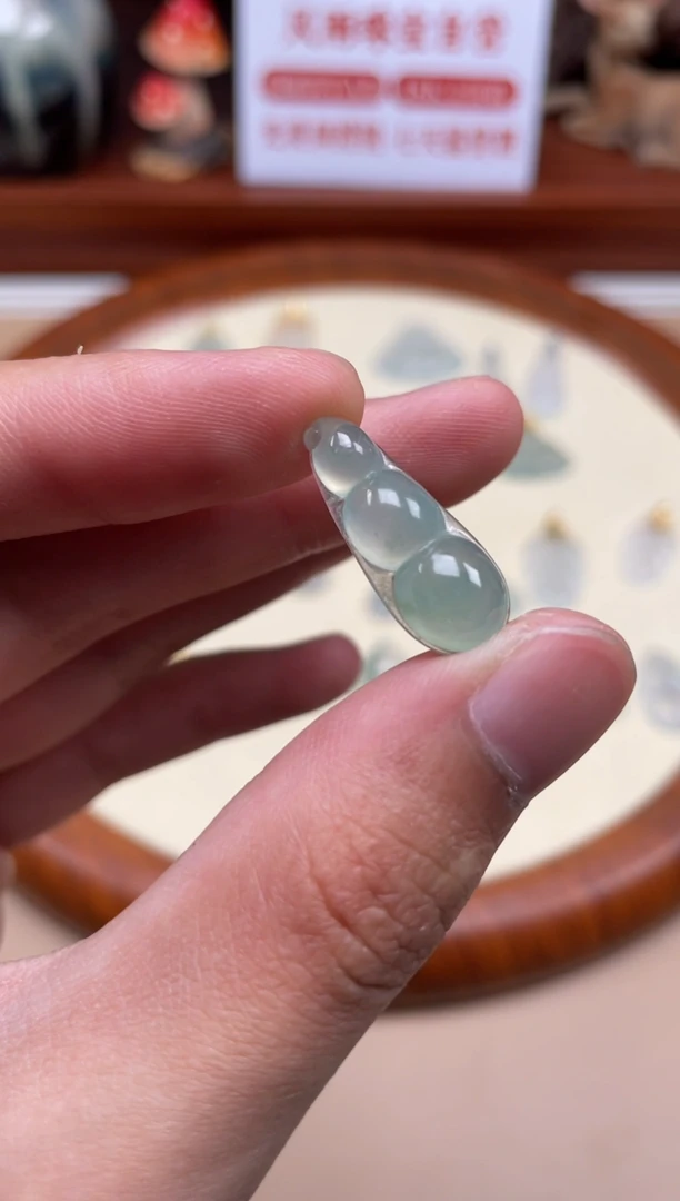 翡翠未镶嵌颈饰豆子