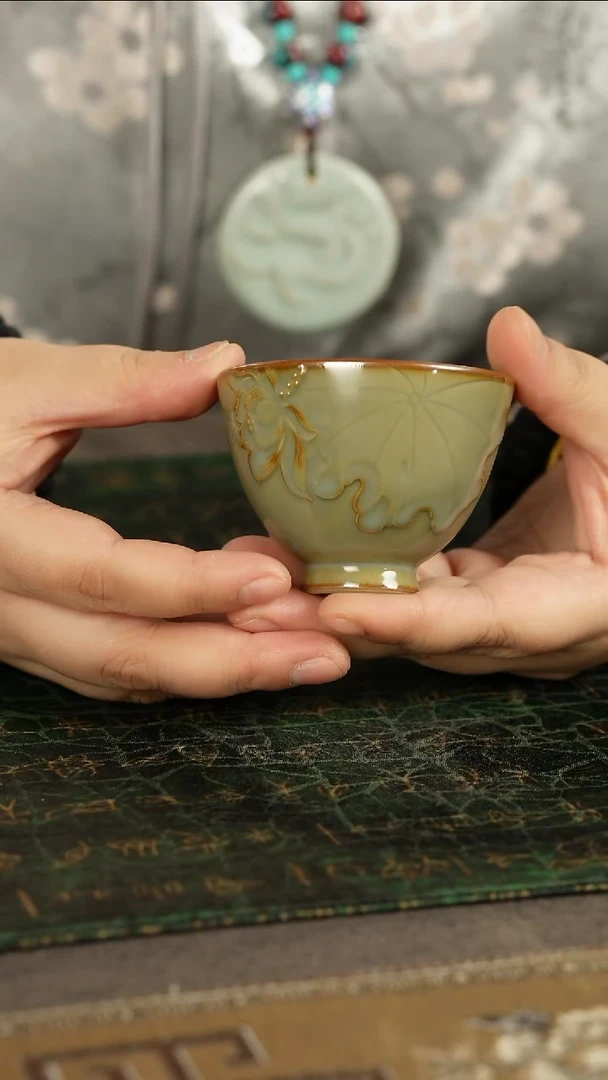 善窑厂汝窑粉青荷花雕刻鸡心杯