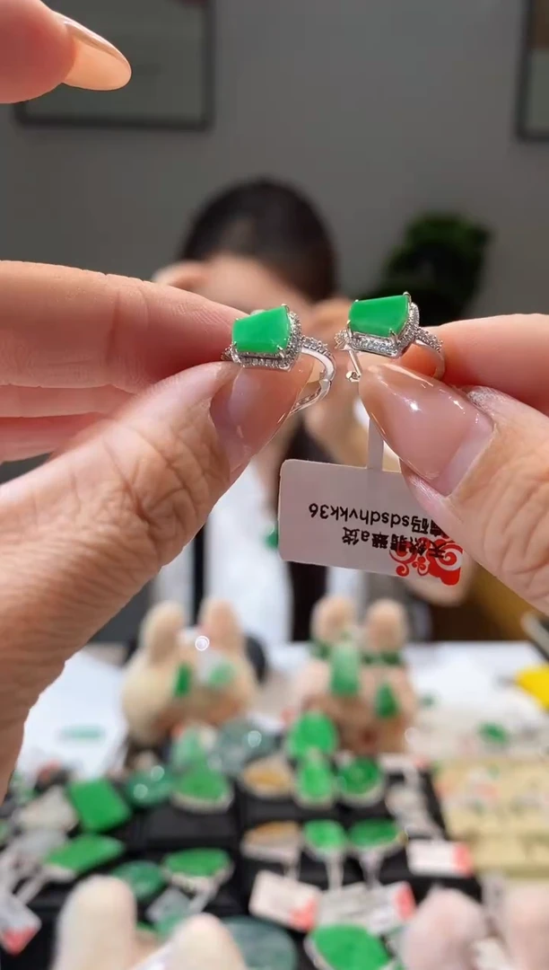 18K金镶嵌翡翠耳饰耳包