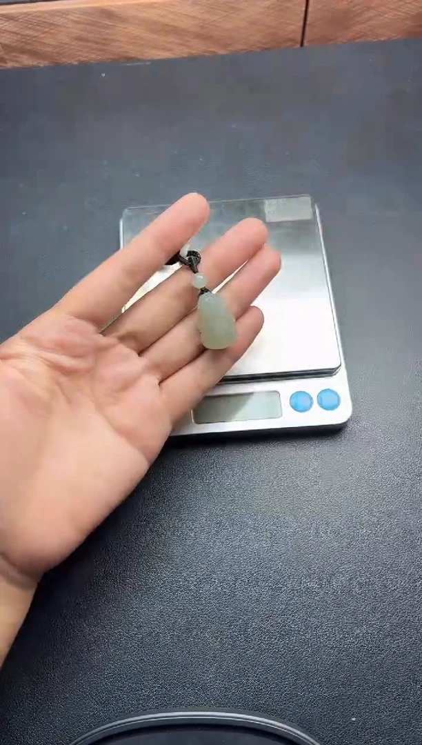 吊坠(赠链)未镶嵌和田玉且末微色差近矿吊坠