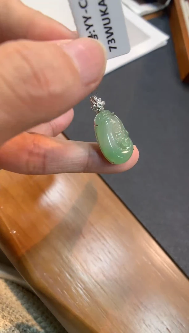 翡翠18K金镶嵌颈饰如意