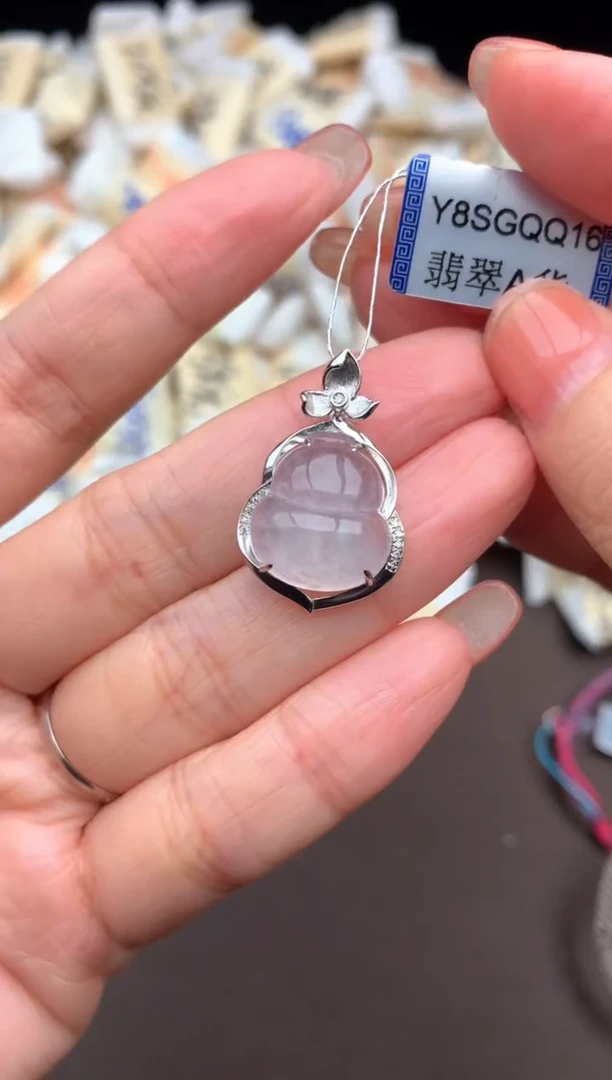 18K金镶嵌挂件翡翠一