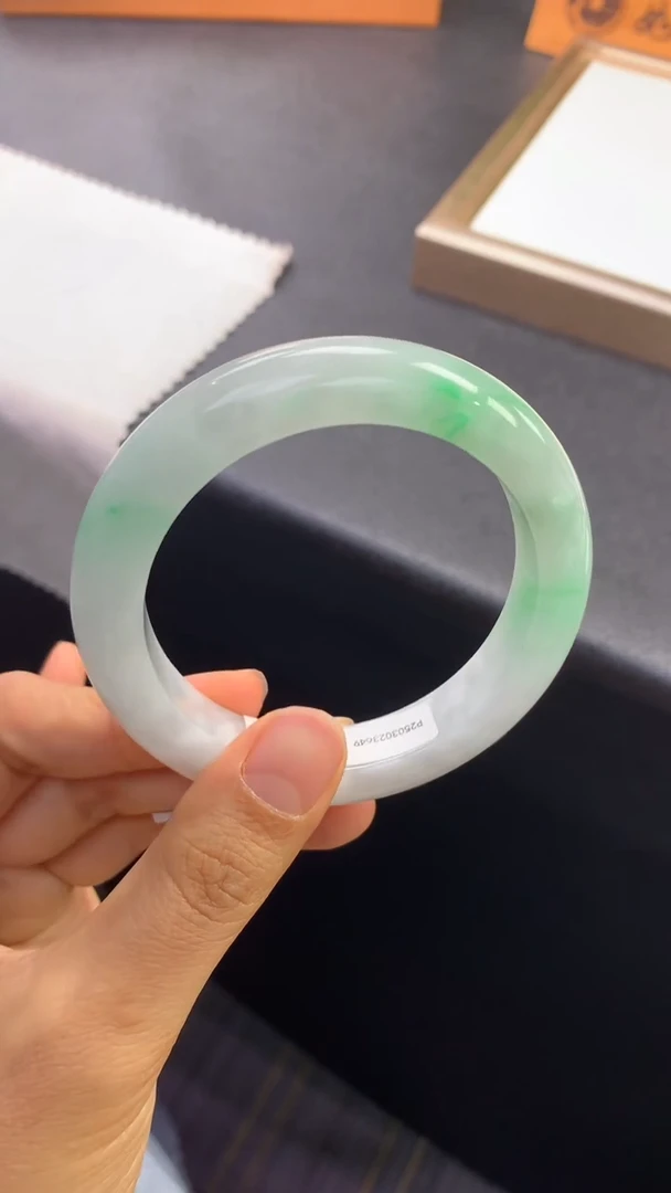 未镶嵌手镯翡翠退货需手镯吊牌标签完好 55.4