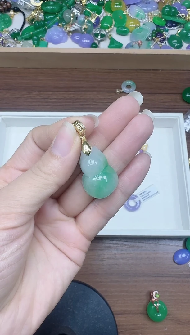 吊坠(赠链)未镶嵌翡翠飘花胖葫芦