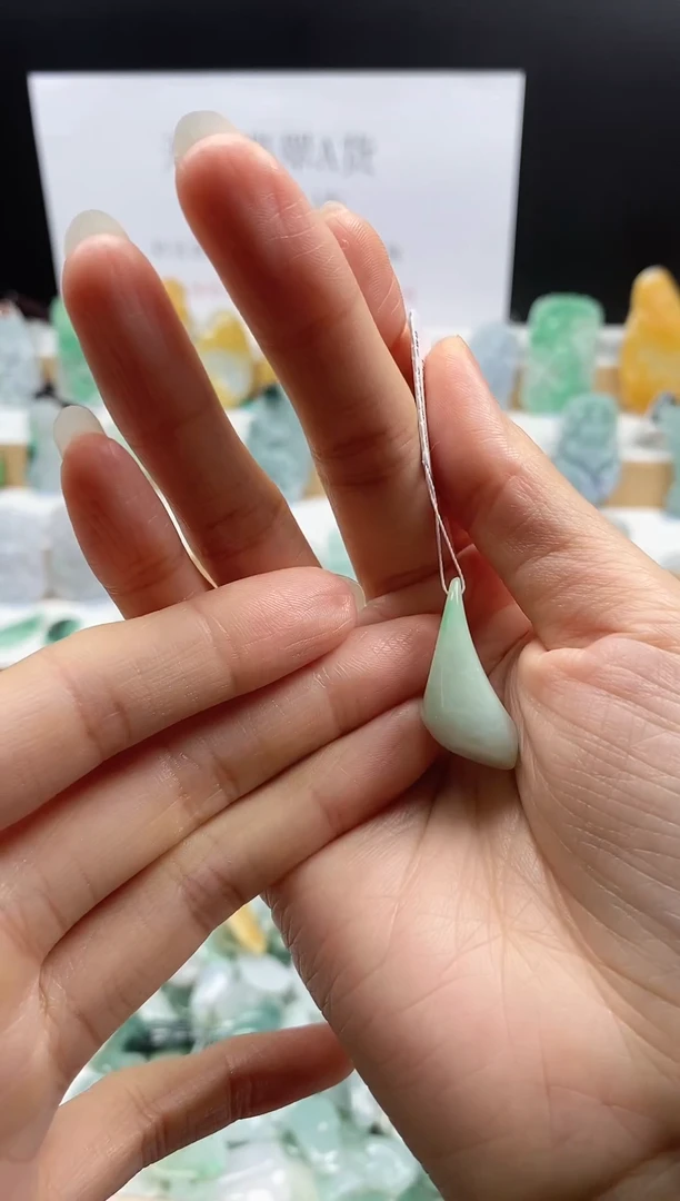 翡翠未镶嵌颈饰吊坠     82