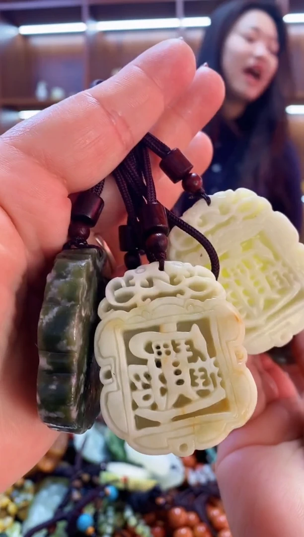 未镶嵌蛇纹石玉吊坠多样性发其中之一