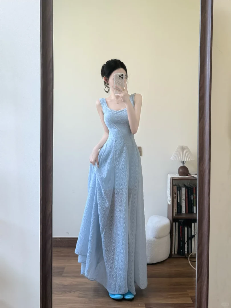 蓝色背心吊带连衣裙女2025夏季法式气质海边度假风设计感收腰长裙
