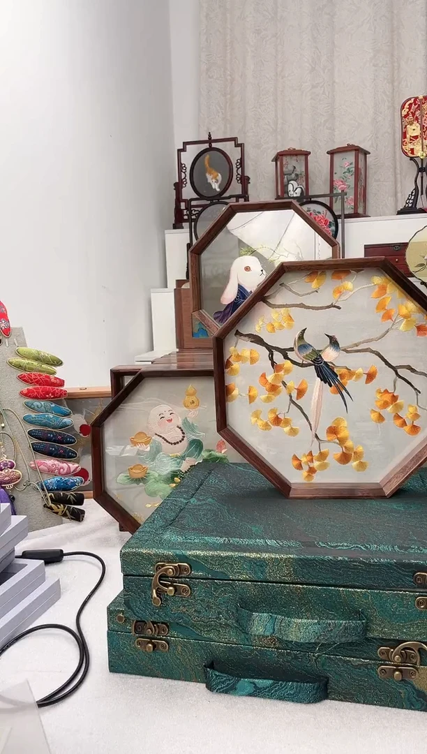 扇子苏绣作品手工摆台