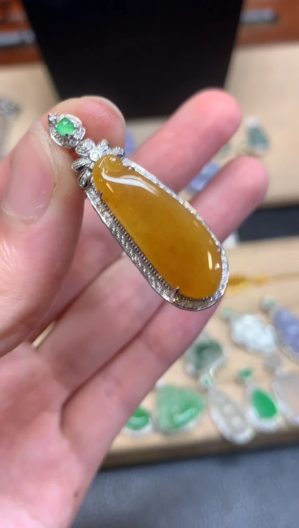 翡翠18K金镶嵌颈饰福瓜【无服务费】