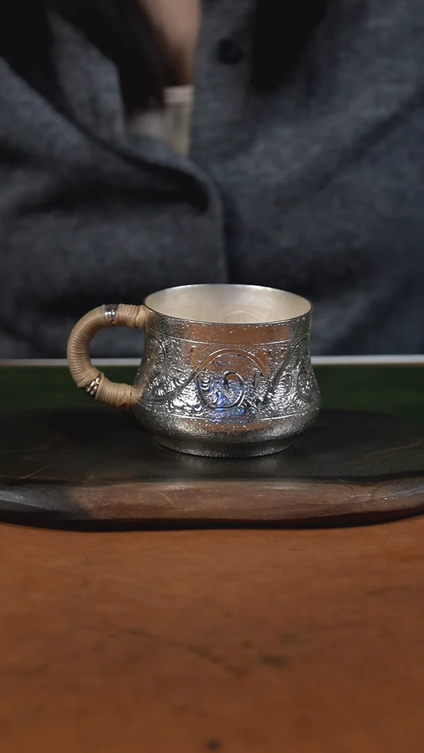 手工锤纹缠枝莲主人杯