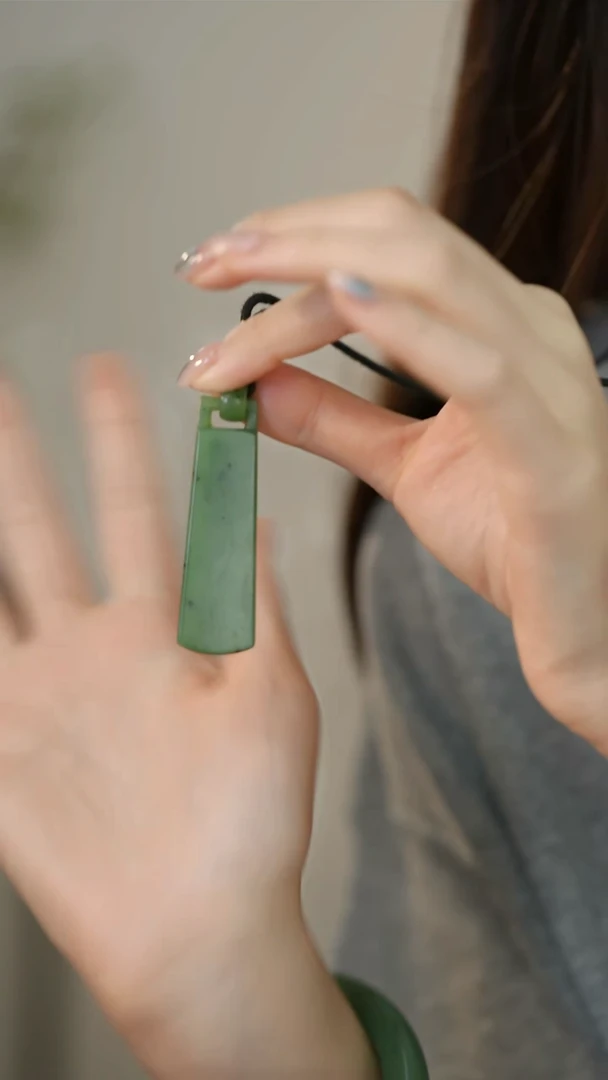 颈饰未镶嵌和田玉大的///绿秤砣