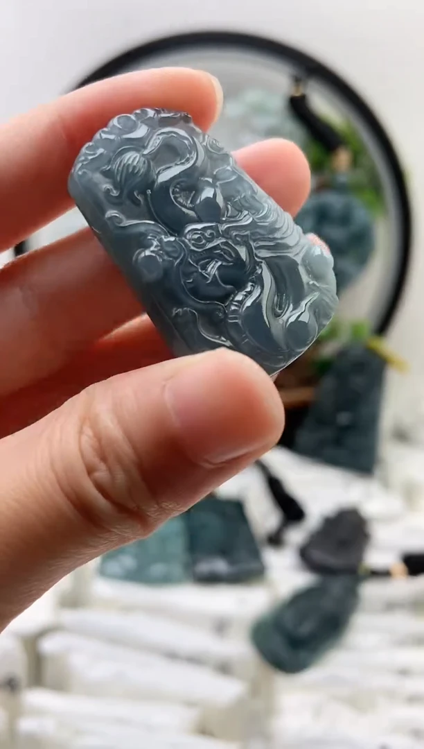 翡翠未镶嵌颈饰小龙牌