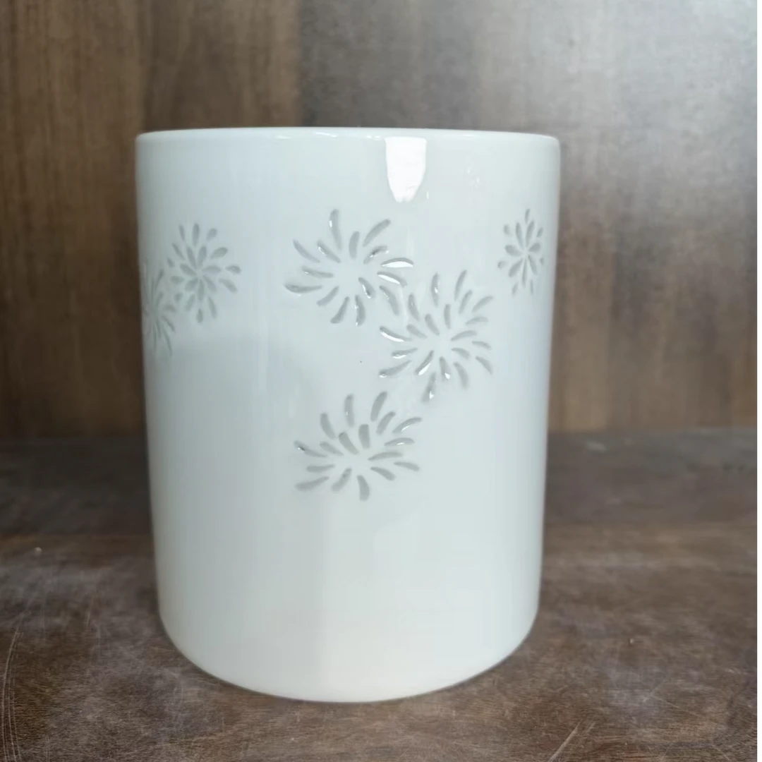 A445景德镇制陶瓷笔筒一件