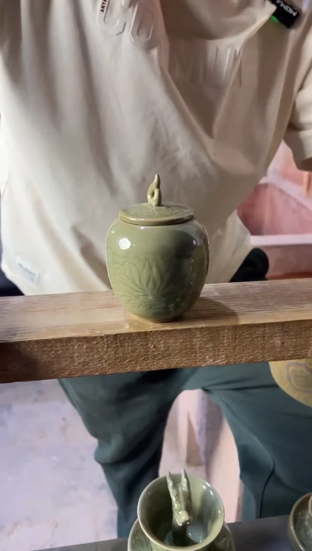 微瑕耀州窑莲纹茶叶罐