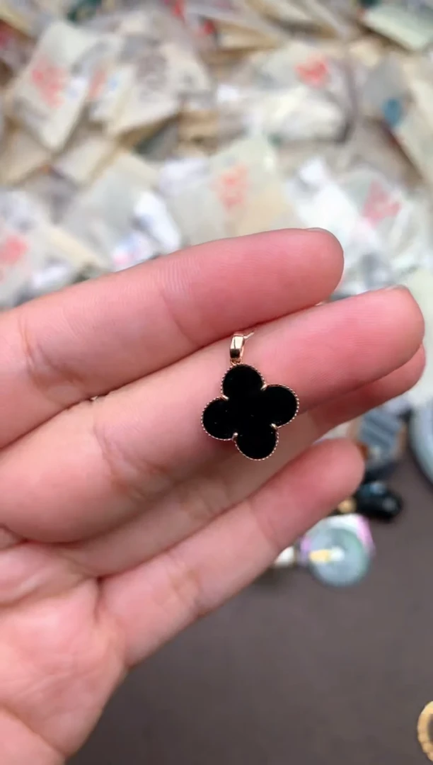 18K金镶嵌挂件翡翠 —