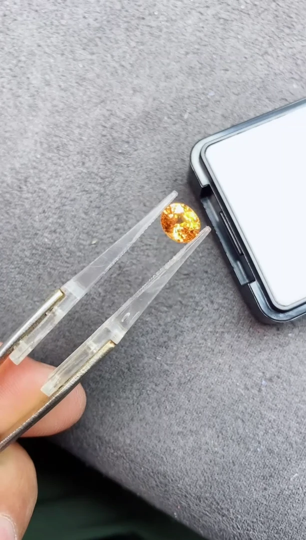 未镶嵌裸石石榴石（芬达石）1.5ct