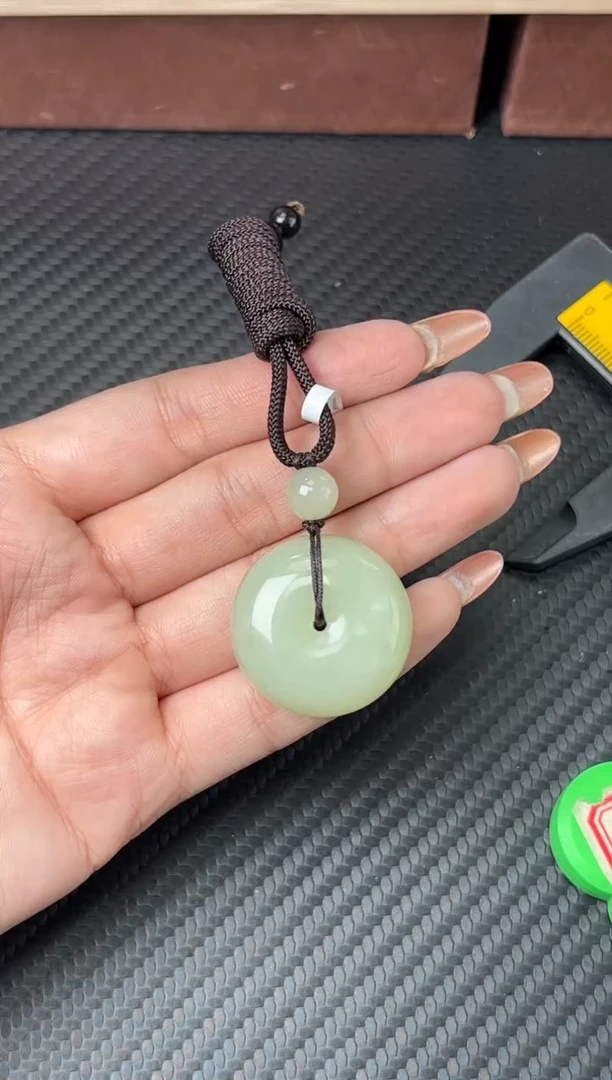 吊坠(赠链)未镶嵌和田玉且末微色差迪克兰二细平安扣mM