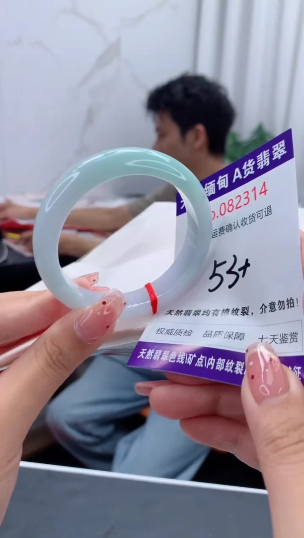 未镶嵌手镯翡翠有纹，完美者勿拍