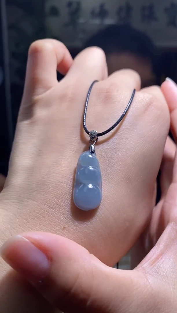 翡翠未镶嵌颈饰福豆