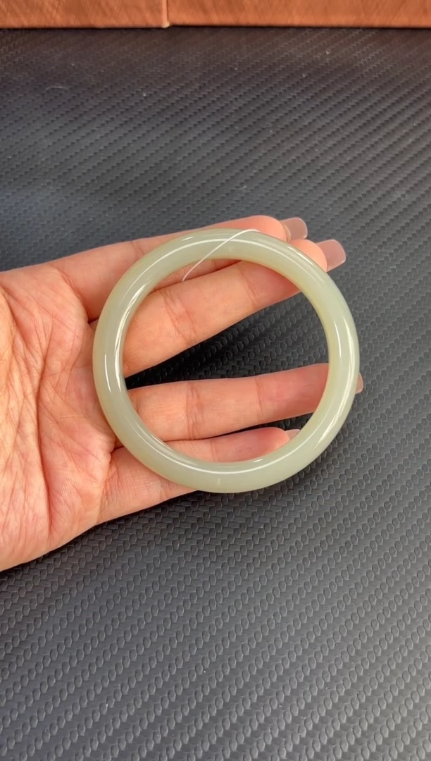 和田玉手镯未镶嵌且末微色差近矿56k