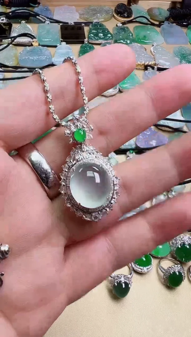 翡翠18K金镶嵌颈饰天然缅甸翡翠