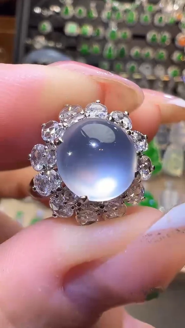 18K金镶嵌戒指翡翠蛋面