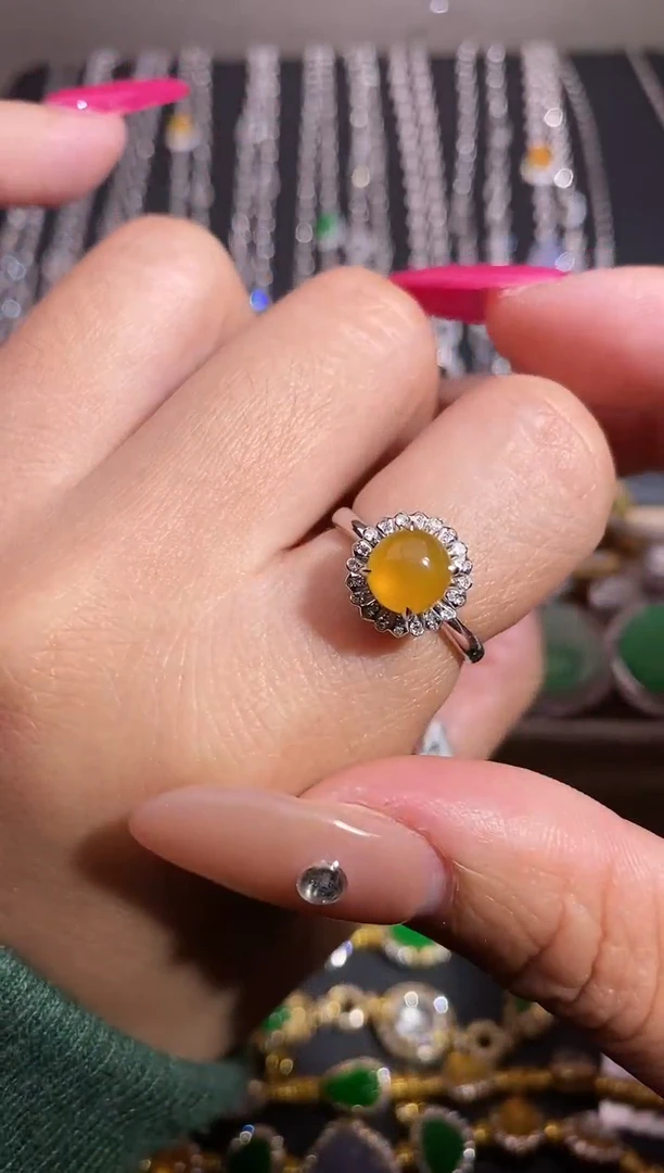 颈饰18K金镶嵌翡翠戒指