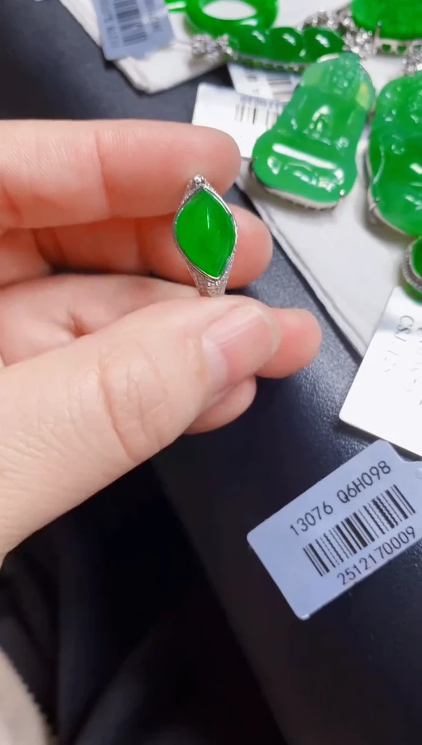 颈饰18K金镶嵌翡翠戒指