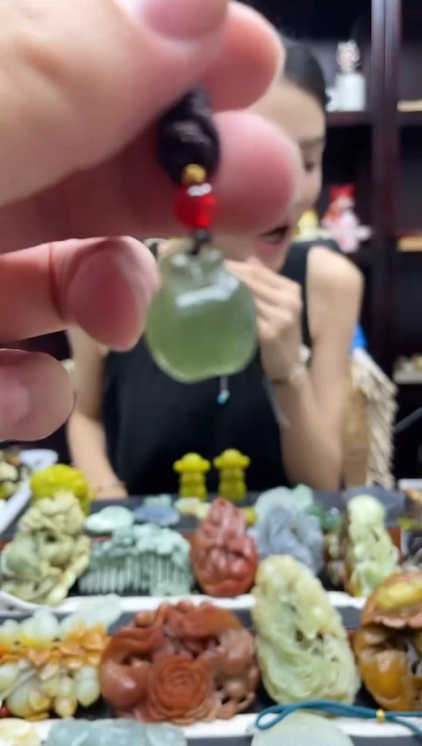 岫玉未镶嵌吊坠·