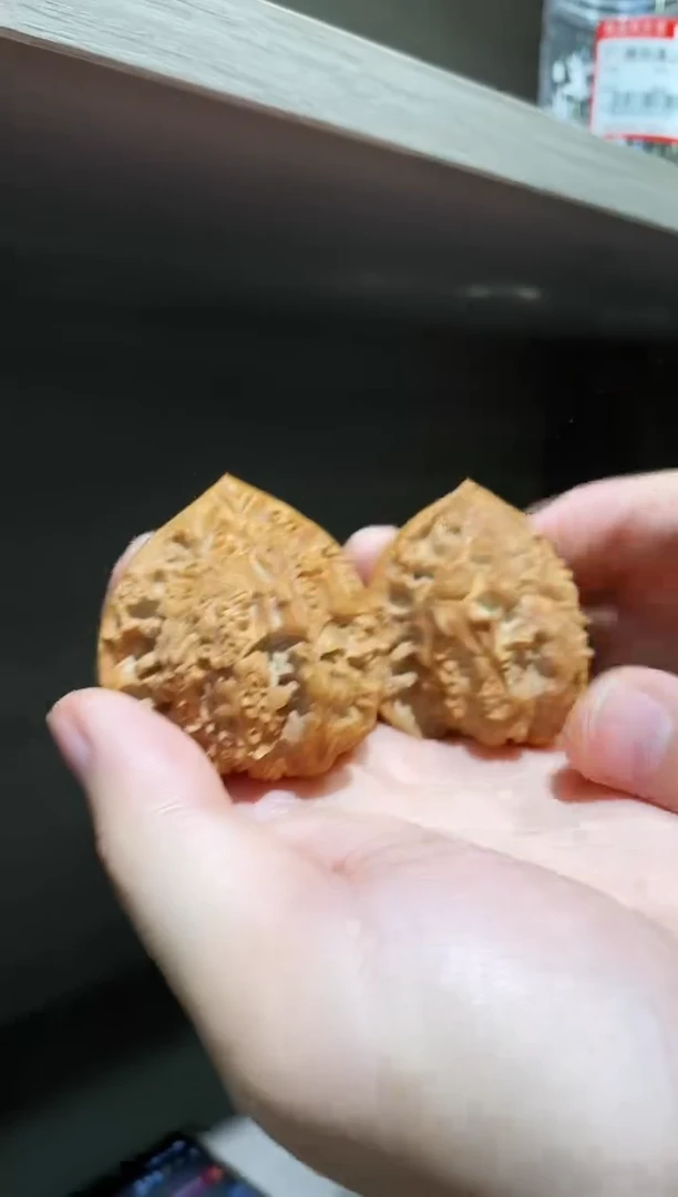 桃核把件雕刻核桃喜上眉梢