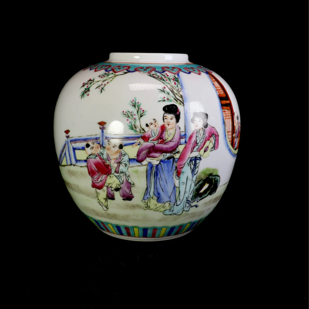 26.民国粉彩庭院仕女婴戏图纹罐