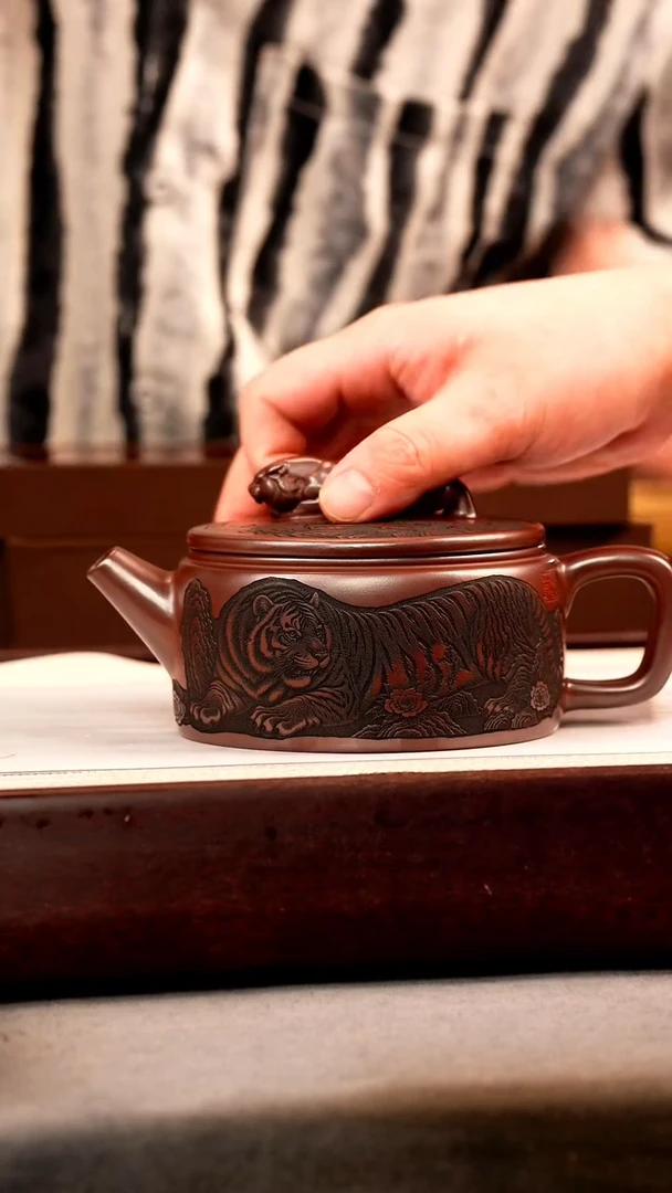 茶壶紫砂石红 虎钮汉瓦 卧虎藏龙