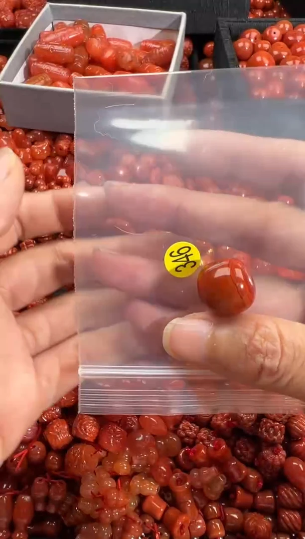南红玛瑙未镶嵌颈饰1